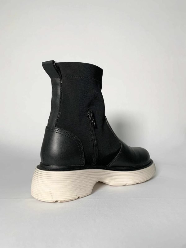 BOTINES NEGROS CON SUELA BLANCA - Imagen 2